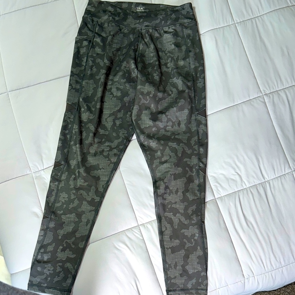 NWOT Huk Ladies Reel On Green Camo Fishing Leggings